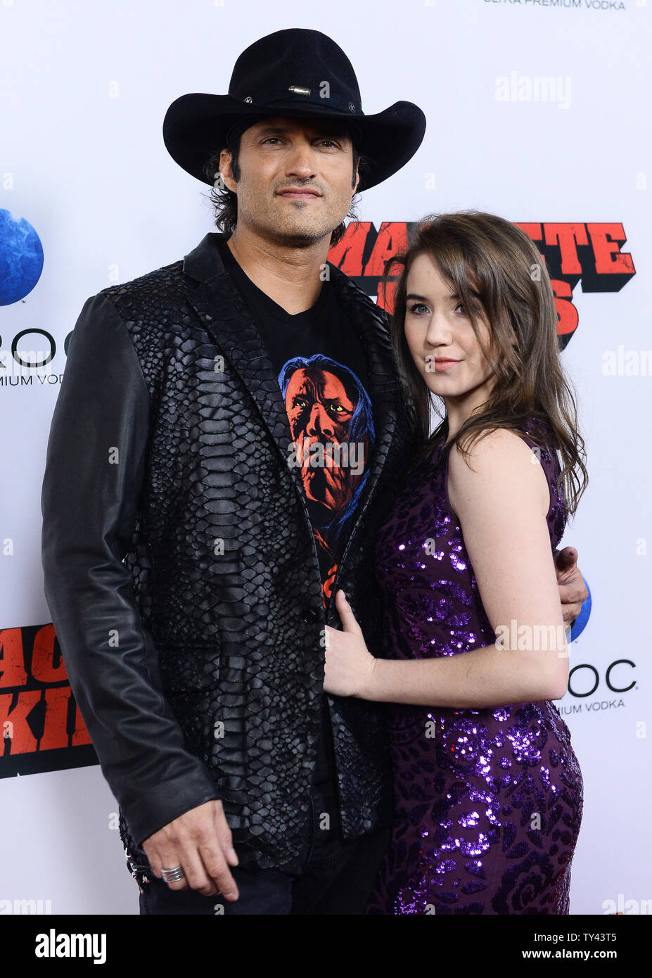 Réalisateur Robert Rodriguez assiste à la première de son nouveau film "thriller tue sciages' avec son fianc Marci Madison du Regal Cinemas à Los Angeles le 2 octobre 2013. Dans le film, le gouvernement américain recrute machette pour combattre son chemin à travers le Mexique afin d'abattre un marchand d'armes qui s'occupe de lancer une arme dans l'espace. UPI/Jim Ruymen Banque D'Images