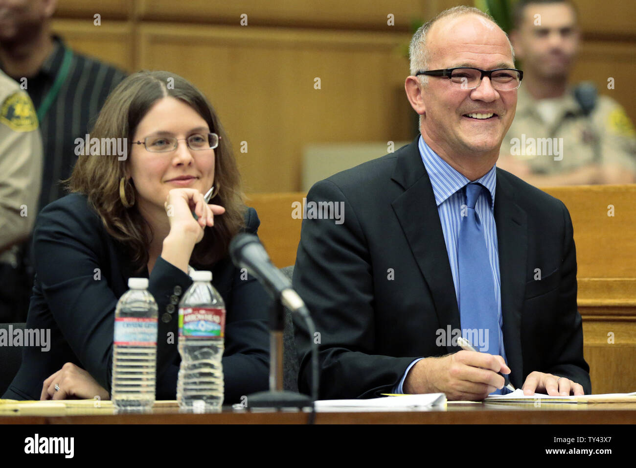 AEG Live procureur Jessica Stebbins Bina (L) et AEG Live procureur Marvin Putnam sourire pendant le verdict à l'issue de la Katherine Jackson et AEG Live procès civil pour la mort de Michael Jackson en Cour supérieure de Los Angeles le 2 octobre 2013.. Le jury a déterminé que l'AEG Live n'est pas responsable de la mort de Jackson et n'aura pas à verser une indemnité à la famille Jackson. La décision a conclu qu'AEG Live embauché Conrad Murray, mais qu'il n'était pas inapte. UPI/Robert Gauthier / piscine Banque D'Images