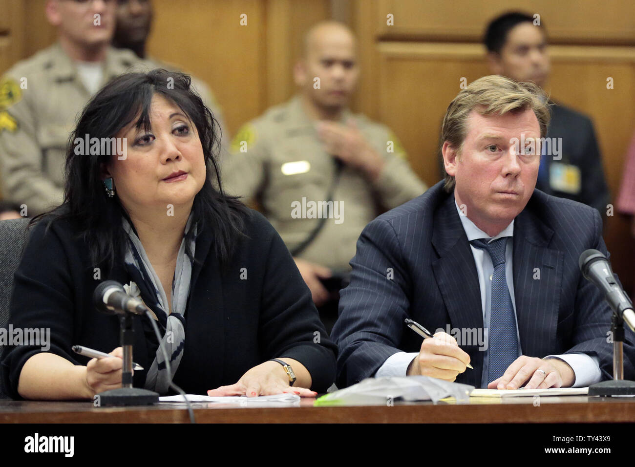 Les avocats de Katherine Jackson, Deborah Chang, (L) et Kevin Boyle écouter que les jurés sont interrogés à la suite du verdict de la Jackson et AEG Live procès civil pour la mort de Michael Jackson en Cour supérieure de Los Angeles le 2 octobre 2013. Le jury a déterminé que l'AEG Live n'est pas responsable de la mort de Jackson et n'aura pas à verser une indemnité à la famille Jackson. La décision a conclu qu'AEG Live embauché Conrad Murray, mais qu'il n'était pas inapte. UPI/Robert Gauthier / piscine Banque D'Images