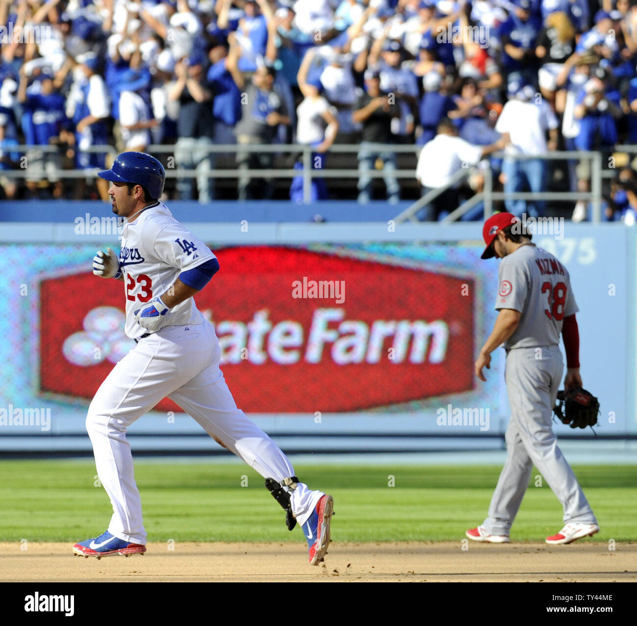 Los Angeles Dodgers Adrian Gonzalez (23) tours les bases après avoir frappé un home run comme Saint Louis Cardinals shortstop Pete Kozma (R) s'éloigne dans le huitième inning de Match 5 de la série de championnat de la Ligue nationale au Dodger Stadium à Los Angeles le 16 octobre 2013. Les Dodgers a gagné 6-4. UPI/Lori Shepler Banque D'Images