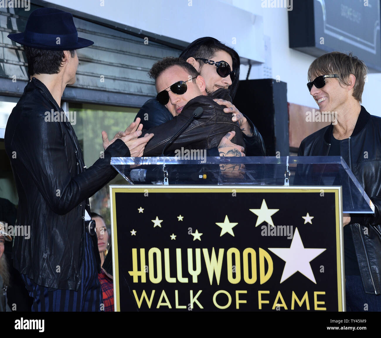 Membres du groupe de rock Jane's Addiction Perry Farrell, Stephen Perkins, Dave Navarro et Chris Chaney, (L-R) faire des commentaires au cours d'une cérémonie de dévoilement d'honorer le groupe avec le 2,509ème étoile sur le Hollywood Walk of Fame à Los Angeles le 30 octobre 2013. UPI/Jim Ruymen Banque D'Images