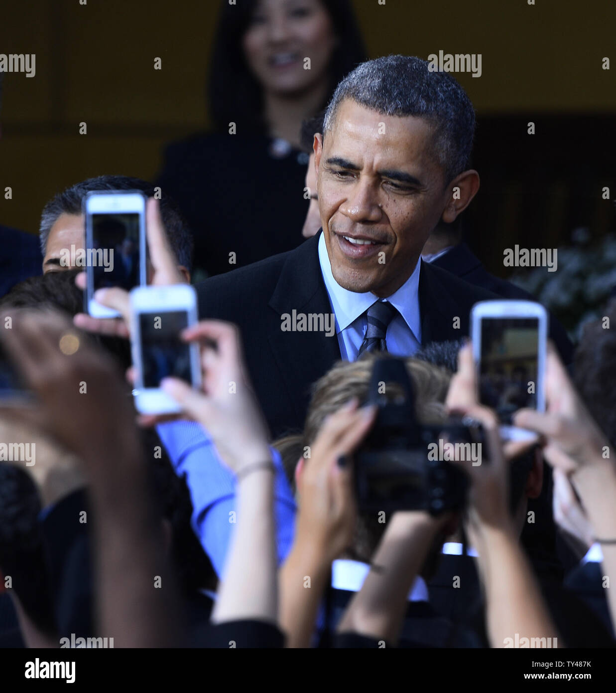 Le président américain Barack Obama serre la main après l'adressage d'une foule de 2 000 personnes à DreamWorks Studios après une visite guidée du campus à Glendale, Californie le 26 novembre 2013. Obama a salué l'industrie du divertissement comme un point lumineux 'économiques' qui reflète les valeurs positives. UPI/Jim Ruymen Banque D'Images