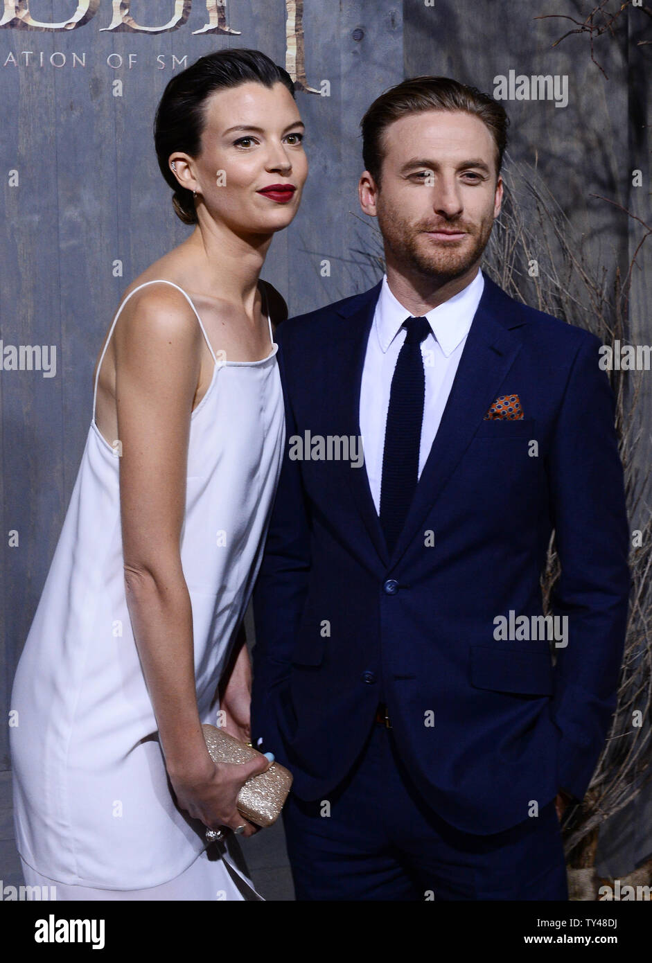 Acteur, Dean O'Gorman et sa petite amie Sarah Wilson assister à la première de "Le Hobbit : la désolation de Smaug" au théâtre chinois de Grauman dans la section Hollywood de Los Angeles le 2 décembre 2013. Scénario : Après avoir réussi à traverser (et moins) les montagnes brumeuses, Thorin et compagnie doit solliciter l'aide d'un puissant inconnu avant de prendre sur les dangers de la forêt de Mirkwood -- sans leur assistant. S'ils parviennent à l'établissement humain du Lac-ville il sera temps pour le hobbit Bilbo Sacquet à remplir son contrat avec les nains. Le parti doit compléter le voyage d'une montagne solitaire Banque D'Images