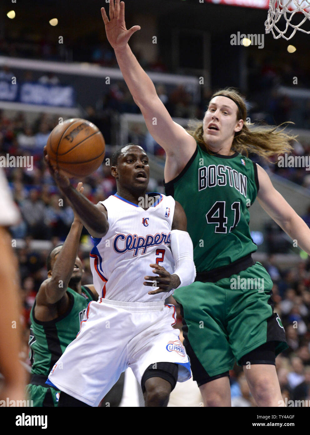 Los Angeles Clippers Darren Collison passe le ballon autour de Boston Celtics Kelly Olynyk au cours de l'action premier semestre à Los Angeles le 8 janvier 2014. Les Clippers mènent les Celtics à la mi-temps 59-55. UPI/Jon SooHoo Banque D'Images