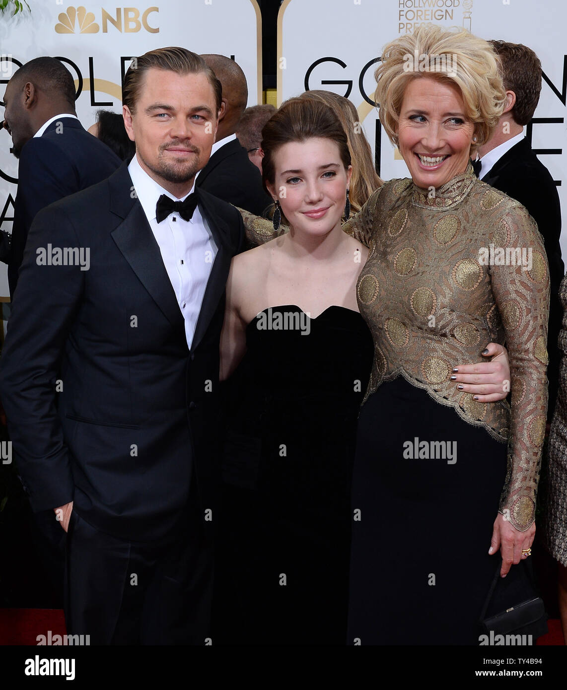 L'acteur Leonardo DiCaprio pose avec l'actrice Emma Thompson (R) et sa  fille Gaia Romilly sage qu'ils arrivent pour la 71e assemblée annuelle  Golden Globe Awards au Beverly Hilton Hotel à Beverly Hills,