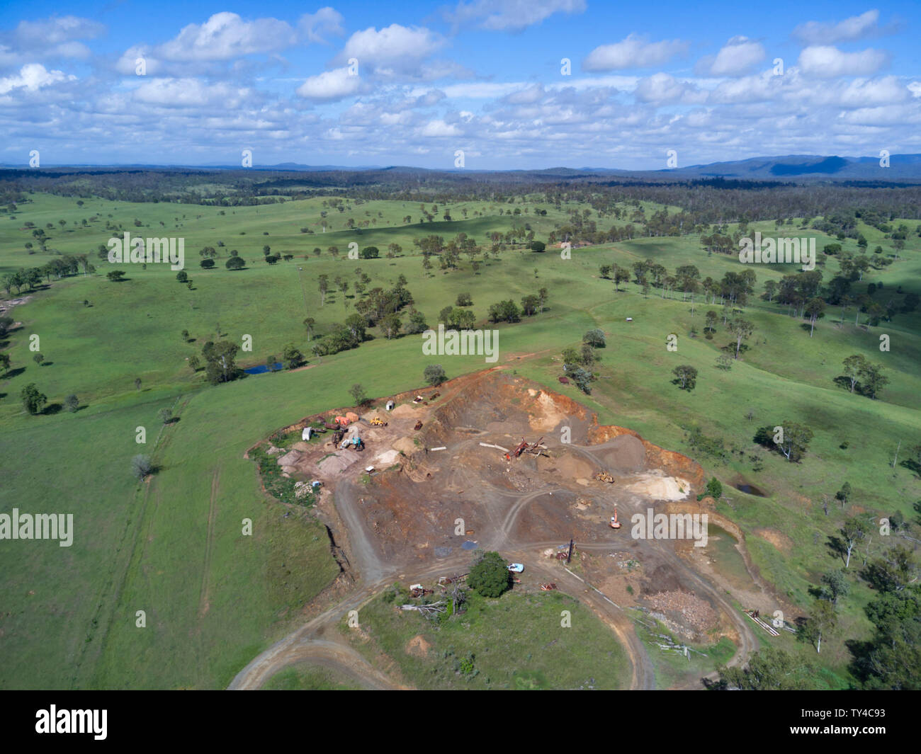 Petite carrière de pierres en opération près de Wallaville Queensland Australie Banque D'Images