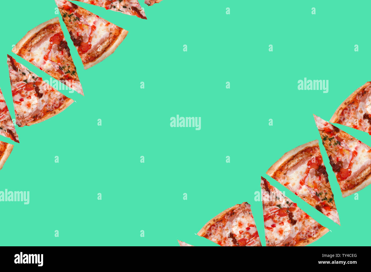 De nombreuses tranches de pizza végétarienne dans le coin supérieur de l'image et dans le coin inférieur de l'image sur un fond vert Vue de dessus Banque D'Images