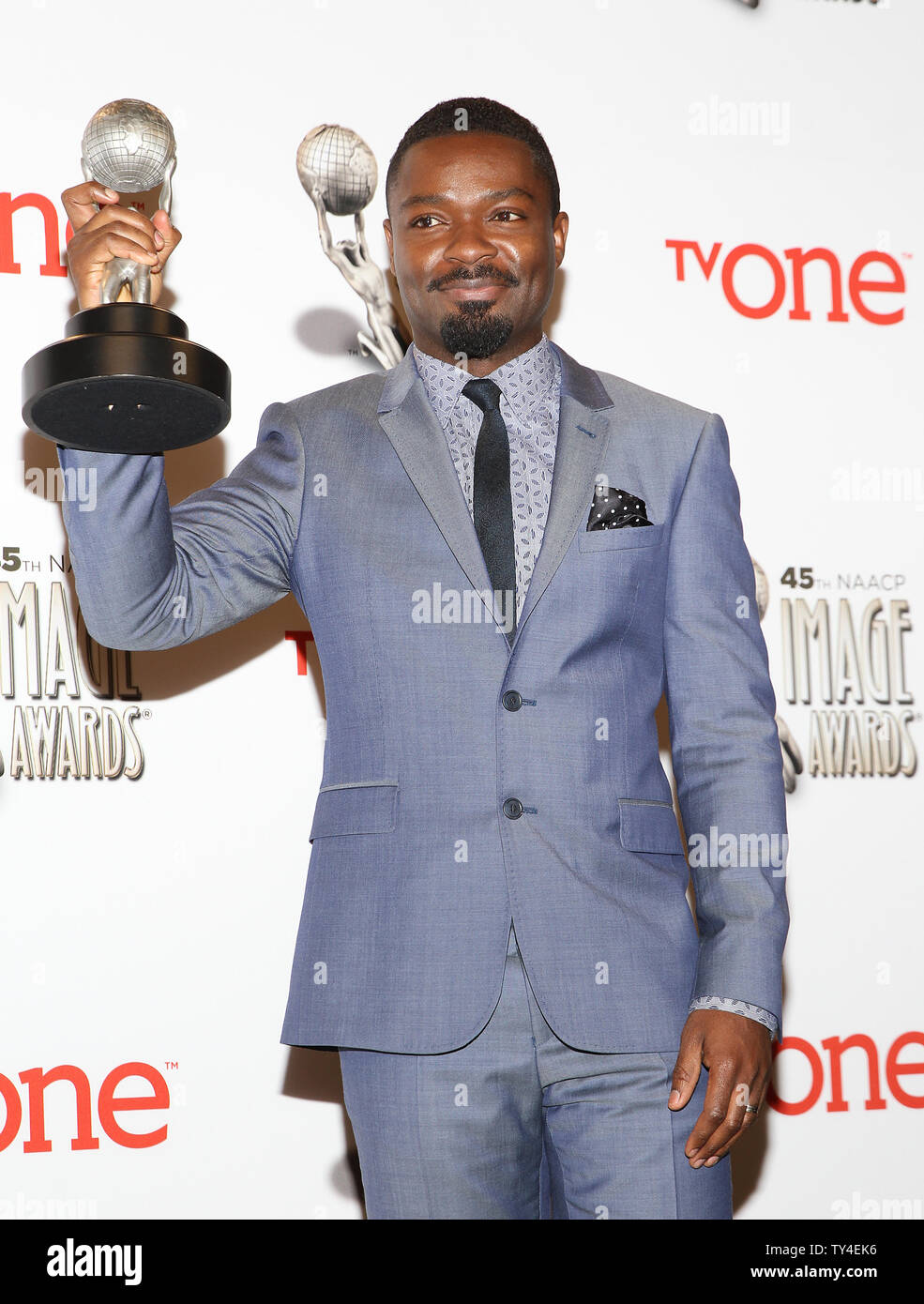 L'acteur David Oyelowo détient le prix qu'il a remporté pour son second rôle dans un film pour 'Lee Daniels' Le Butler' au 45ème NAACP Image Awards au Pasadena Civic Auditorium à Pasadena, Californie le 22 février 2014. La NAACP Image Awards célèbre les réalisations de personnes de couleur dans les domaines de la télévision, la musique, la littérature et le cinéma et aussi rend hommage à des personnes ou des groupes qui font la promotion de la justice sociale par le biais de projets créatifs. UPI/Ken Matsui Banque D'Images