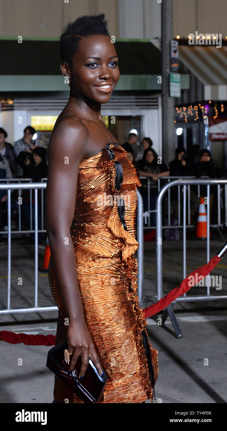 Acteur Lupita Nyong'o assiste à la première de the motion picture 'thriller Non-Stop' au Regency Village Theatre dans la section de Westwood Los Angeles le 24 février 2014. Scénario : un maréchal de l'air entre en action au cours d'un vol transatlantique après avoir reçu une série de messages texte que mettre ses compagnons de voyage à risque, à moins que la compagnie aérienne transfère 150 millions de dollars dans un compte off-shore. UPI/Jim Ruymen Banque D'Images