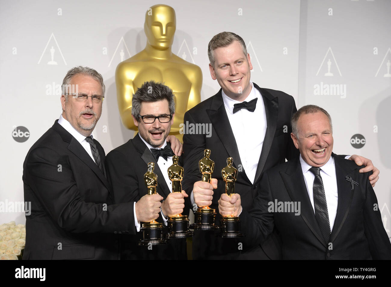 Skip Lievsay Christopher Niv Adiri, Benstead et Chris Munro gagnants des réalisations dans le mixage sonore pour la pesanteur posent avec leur backstage pendant la 86e Oscars Academy Awards au Hollywood & Highland Center le 2 mars, 2014 dans la section Hollywood de Los Angeles. UPI/Phil McCarten Banque D'Images