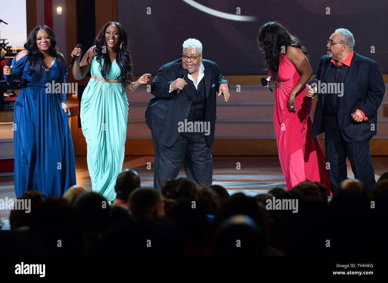 Groupe de chant SWV Leanne 'Lelee' Lyons, Coko et Tamara Johnson-George effectuer avec la chanteuse Rance Allen (2e de gauche) sur scène lors de la 13e célébration annuelle de pari d'Évangile au Orpheum Theatre de Los Angeles le 15 mars 2014. UPI/Jim Ruymen Banque D'Images