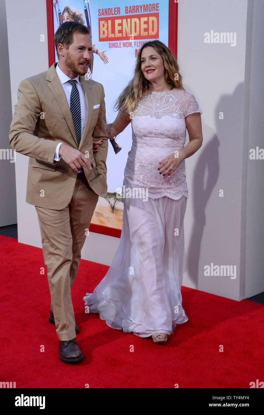 Drew Barrymore acteur et son mari, l'acteur n'Kopelman assister à la première de the motion picture comedy "Blended" au théâtre chinois de Grauman (autrefois Grauman's) dans la section Hollywood de Los Angeles le 21 mai 2014. Scénario : Après un blind date fait horriblement mal, Jim et Lauren d'accord ils n'ont jamais, jamais eu envie de se revoir. Eh bien, c'est tout près de changer lorsque les deux trouver eux-mêmes et leurs familles respectives (y compris les enfants) collées ensemble dans une suite d'un safari africain au lieu de vacances. UPI/Jim Ruymen Banque D'Images