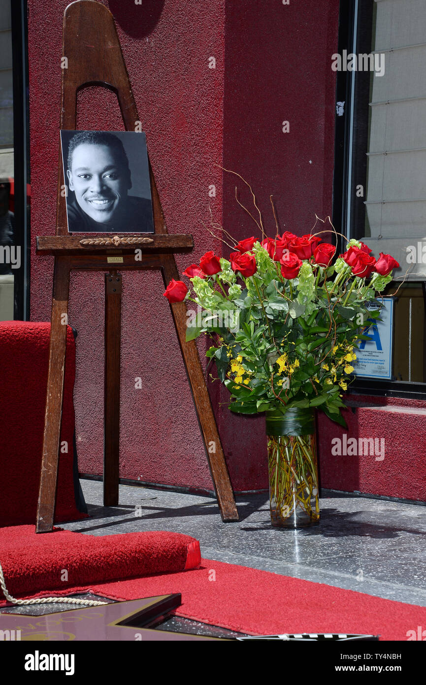 Des fleurs et une photographie du chanteur Luther Vandros sont exposées au cours d'une cérémonie de dévoilement honorant Vandross avec une star à titre posthume sur le Hollywood Walk of Fame à Los Angeles le 3 juin 2014. UPI/Jim Ruymen Banque D'Images