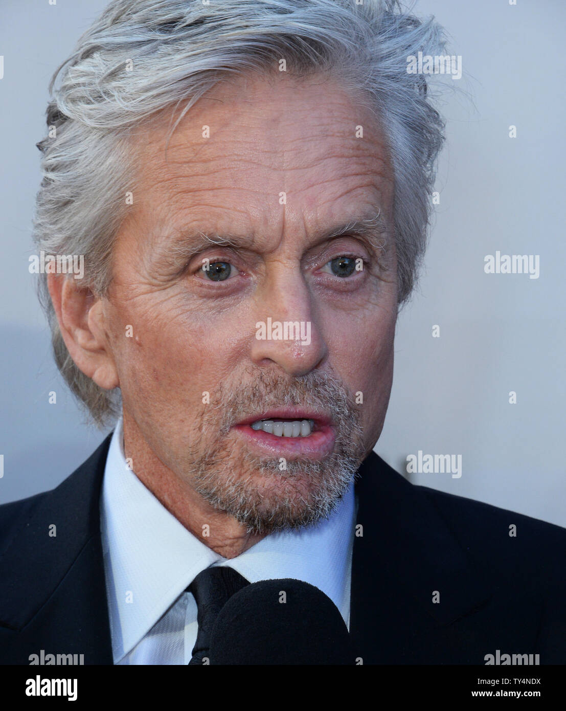 L'acteur Michael Douglas participe à l'American Film Institute Life Achievement Award gala au Théâtre Dolby dans la section Hollywood de Los Angeles le 5 juin 2014. L'actrice Jane Fonda a été honoré avec la 42e AFI Life Achievement Award lors d'un hommage suivi par une vague de célébrités dont Meryl Streep, Felicity Huffman, Melanie Griffith, Sally Field et Eva Longoria. UPI/Jim Ruymen Banque D'Images