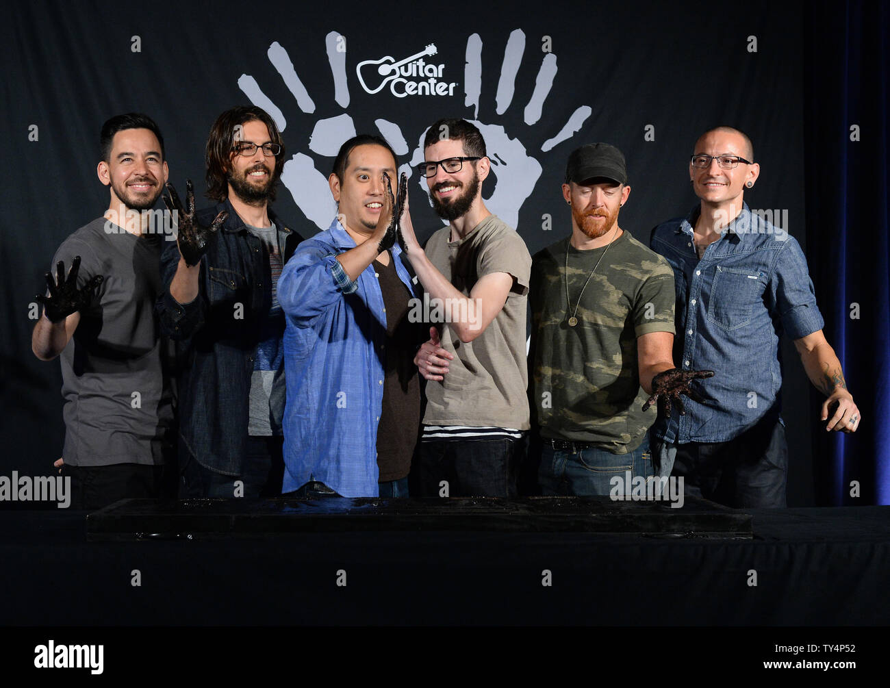 Les membres du groupe de rock américain Linkin Park, Mike Shinoda, Rob Bourdan, Joe Hahn, Brad Delson, Dave Farrell et Chester Bennington (L-R), participer à une cérémonie qui introduit le groupe dans Guitar Center's RockWalk à Hollywood de Los Angeles le 18 juin 2014. UPI/Jim Ruymen Banque D'Images