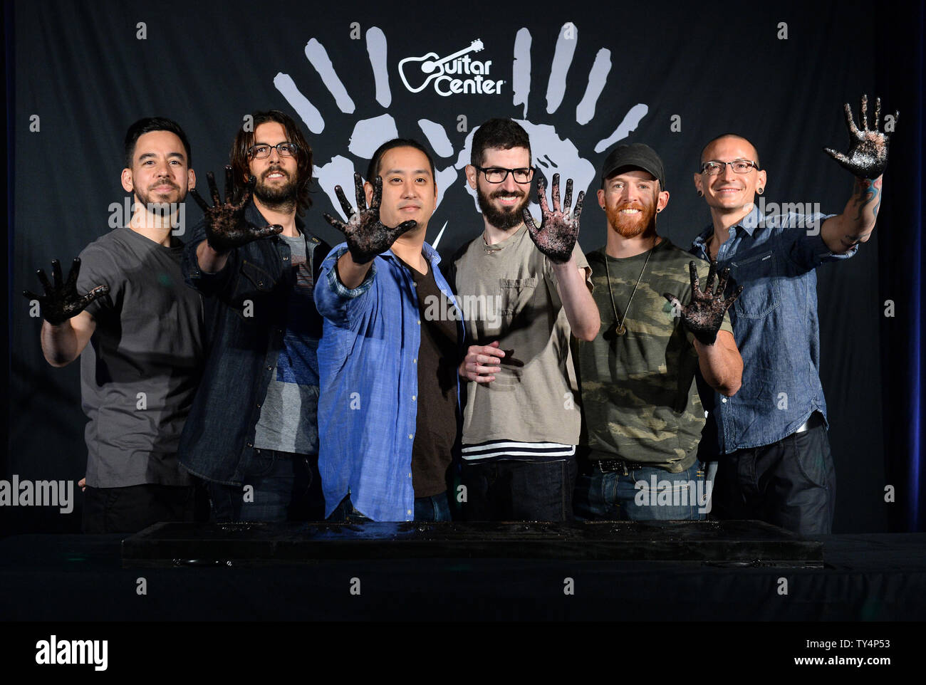 Les membres du groupe de rock américain Linkin Park, Mike Shinoda, Rob Bourdan, Joe Hahn, Brad Delson, Dave Farrell et Chester Bennington (L-R), participer à une cérémonie qui introduit le groupe dans Guitar Center's RockWalk à Hollywood de Los Angeles le 18 juin 2014. UPI/Jim Ruymen Banque D'Images