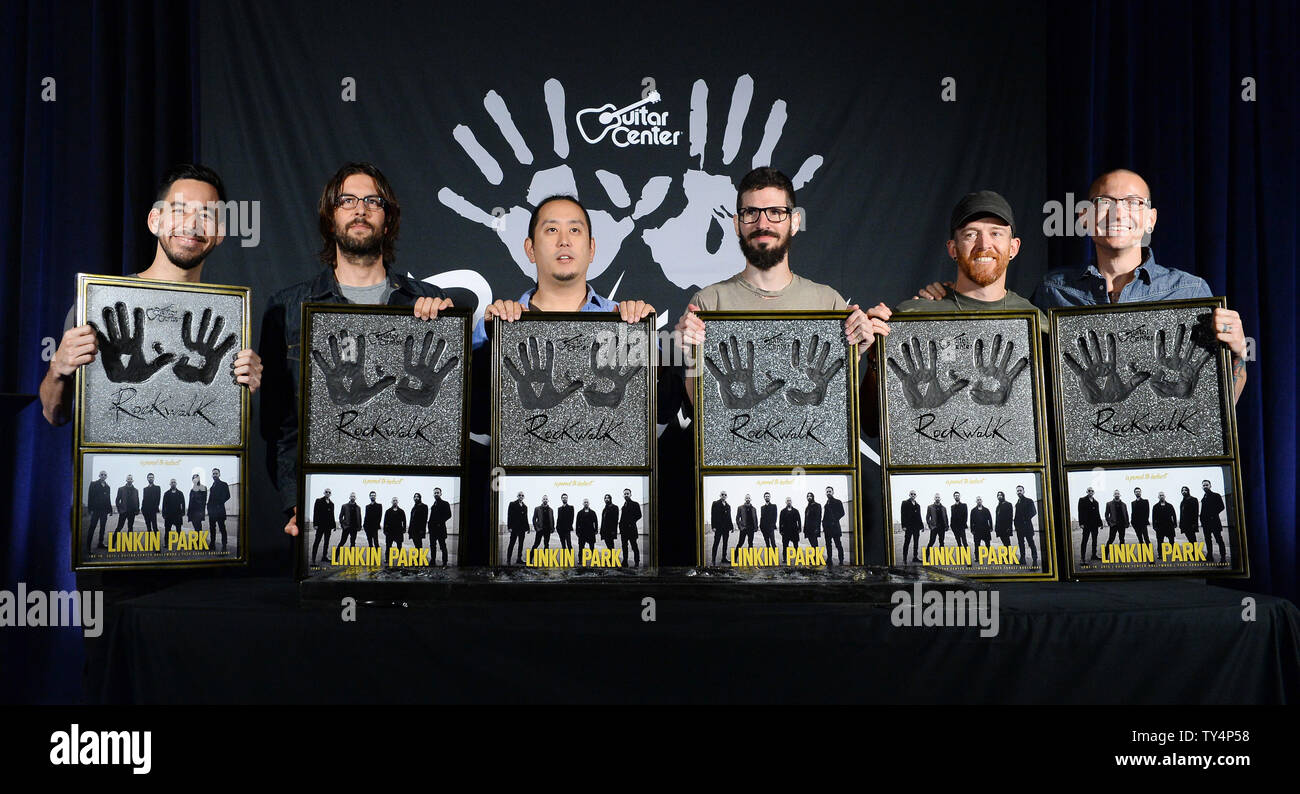 Les membres du groupe de rock américain Linkin Park, Mike Shinoda, Rob Bourdan, Joe Hahn, Brad Delson, Dave Farrell et Chester Bennington (L-R), participer à une cérémonie qui introduit le groupe dans Guitar Center's RockWalk à Hollywood de Los Angeles le 18 juin 2014. UPI/Jim Ruymen Banque D'Images