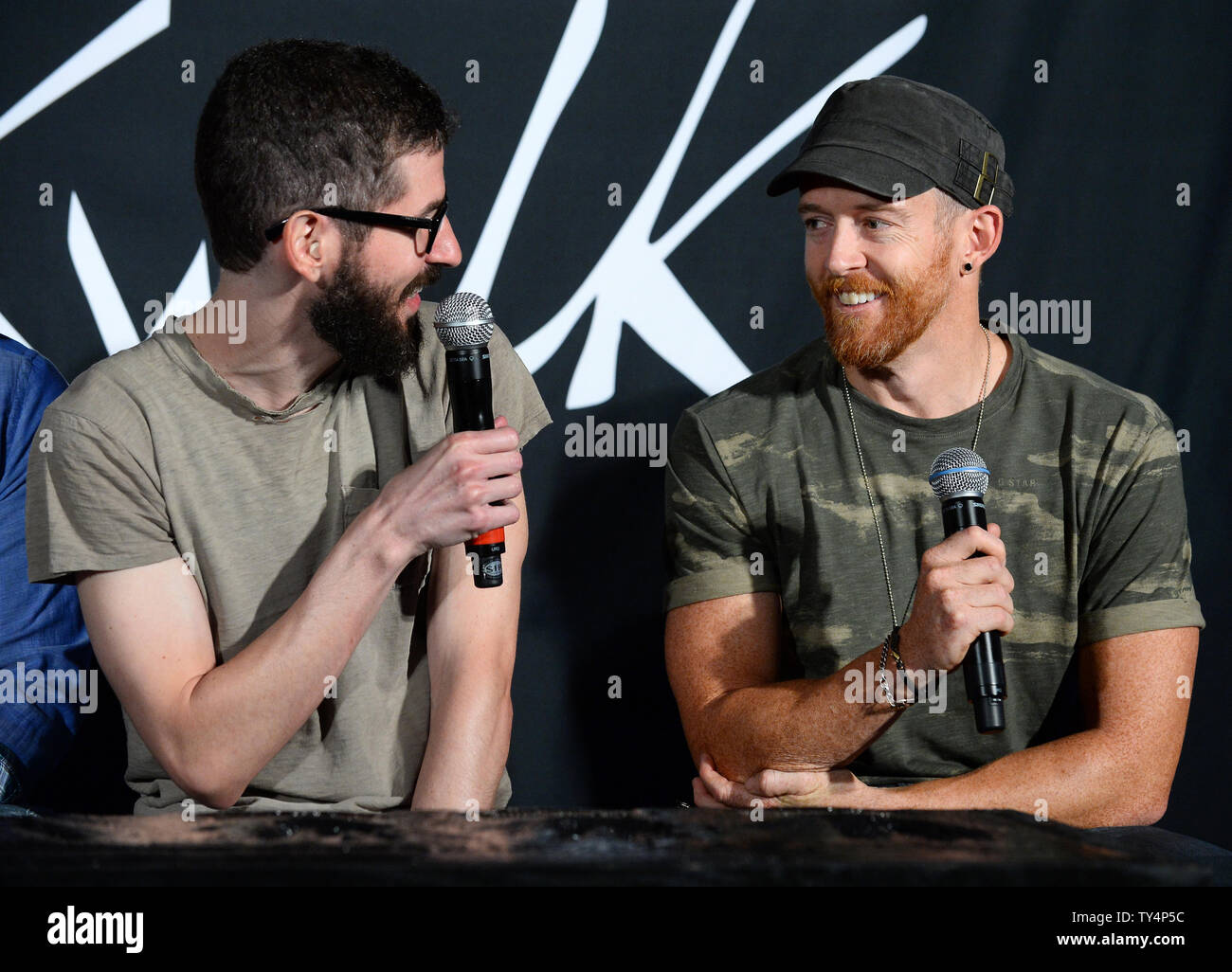 Les membres du groupe de rock américain Linkin Park, Brad Delson (L) et Dave Farrell participer à une cérémonie qui introduit le groupe dans Guitar Center's RockWalk à Hollywood de Los Angeles le 18 juin 2014. UPI/Jim Ruymen Banque D'Images