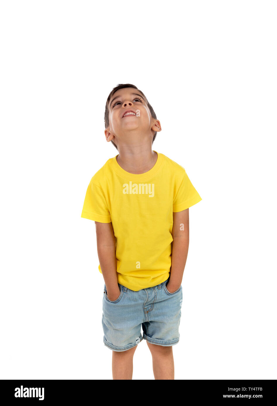 Heureux enfant noir avec t-shirt jaune isolé sur fond blanc Banque D'Images