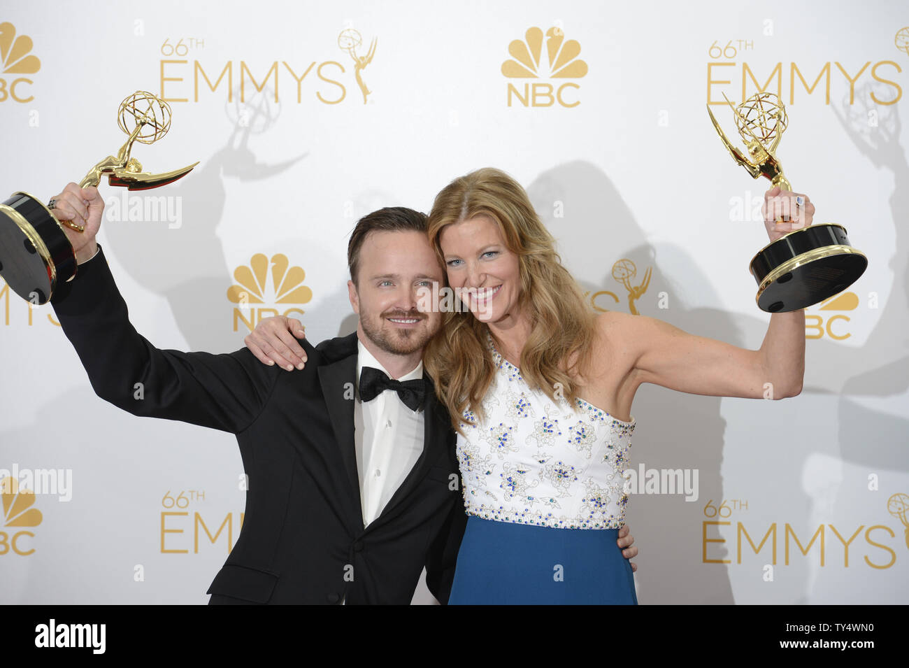 Aaron Paul et Anna Gunn tenir leur prix Emmy pour 'Breaking Bad' à la Primetime Emmy Awards au Nokia Theatre de Los Angeles le 25 août 2014. UPI/Phil McCarten Banque D'Images