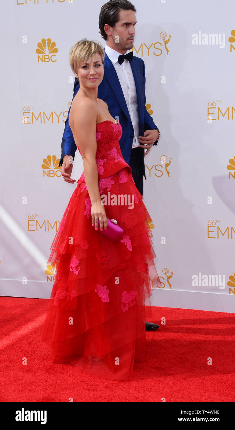 L'actrice Kaley Cuoco-Sweeting et son mari Ryan Sweeting arrive pour les Primetime Emmy Awards au Nokia Theatre de Los Angeles le 25 août 2014. UPI/Jim Ruymen Banque D'Images