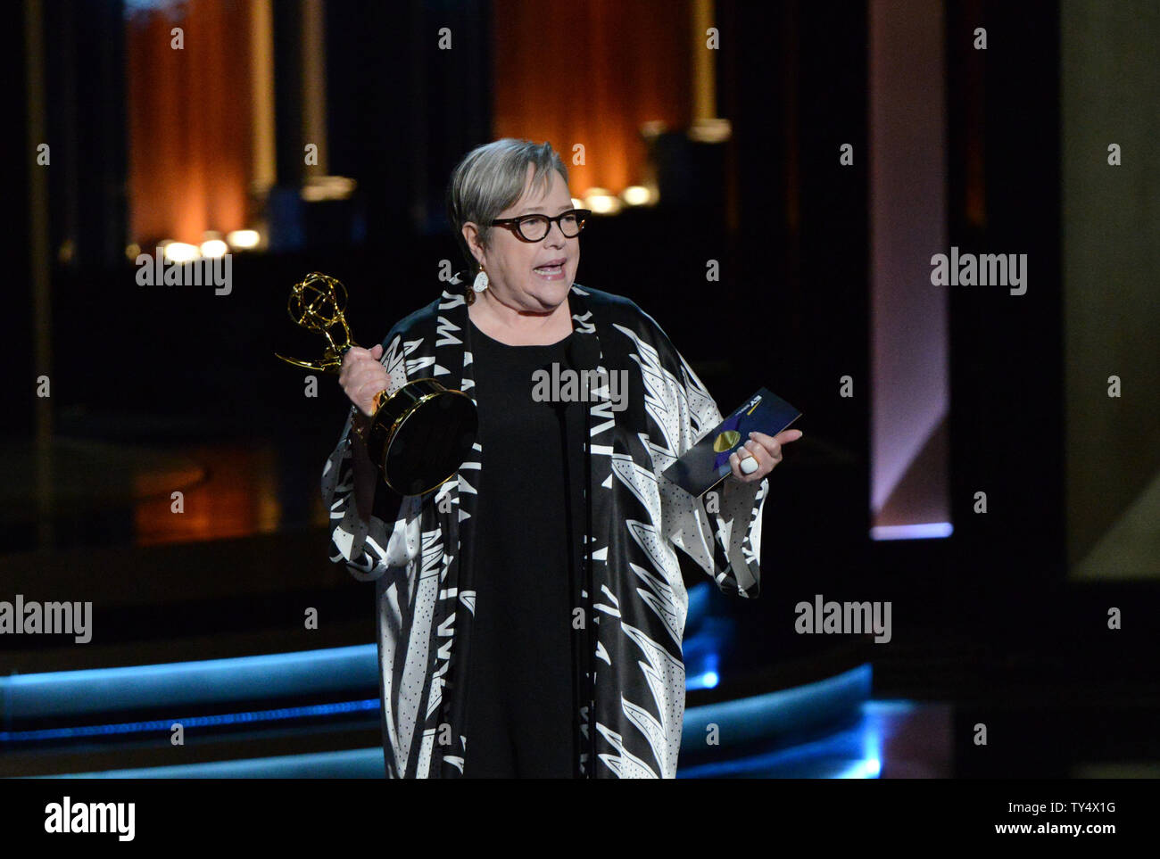 Kathy Bates accepte le prix pour une actrice dans une minisérie ou un film pour son travail sur 'American Horror Story : Coven' au Primetime Emmy Awards au Nokia Theatre de Los Angeles le 25 août 2014. UPI/Pat Benic Banque D'Images