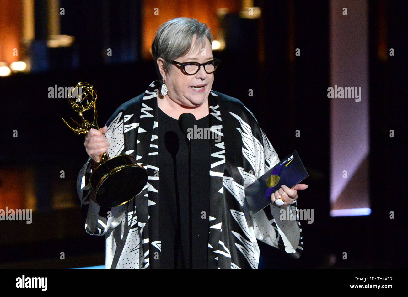 Kathy Bates accepte le prix pour une actrice dans une minisérie ou un film pour son travail sur 'American Horror Story : Coven' au Primetime Emmy Awards au Nokia Theatre de Los Angeles le 25 août 2014. UPI/Pat Benic Banque D'Images