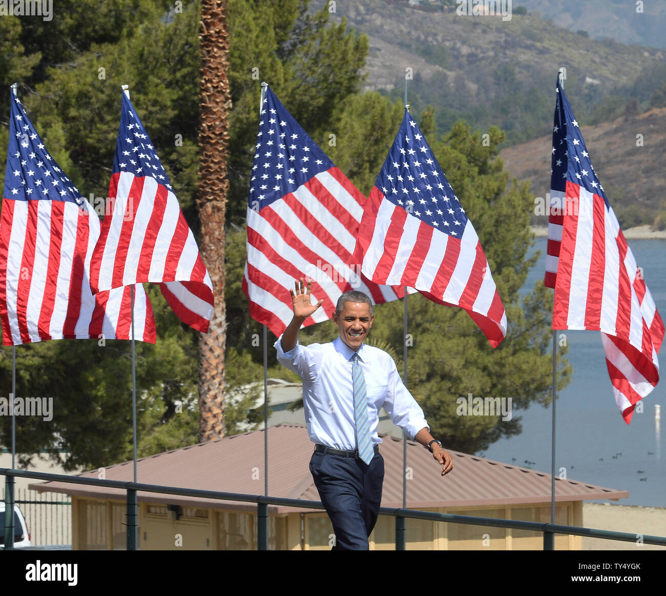 Le président Barack Obama arrive à signer un décret pour créer un 346 000-acre monument national en montagnes de San Gabriel, indiquant qu'elle refuse de protéger de façon permanente la région et renforcer.public l'utilisation de la terre au cours d'une cérémonie à Frank G. Bonelli Regional Park à San Dimas, Californie le 10 octobre 2014. UPI/Jim Ruymen Banque D'Images