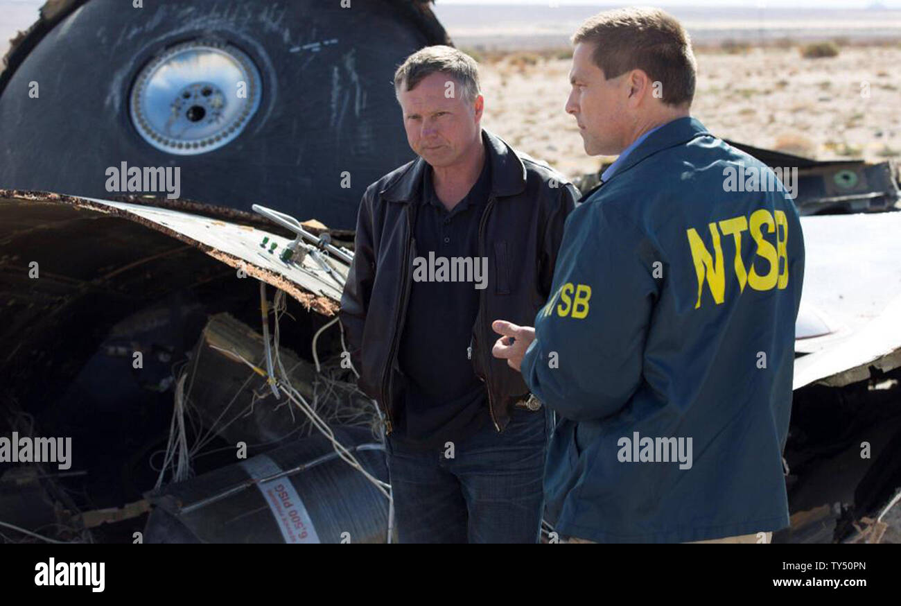 Pilote de Virgin Galactic Todd Ericson (L) parle avec le NTSB Joe Sedor chercheur sur le site de l'écrasement de la Virgin Galactic tourisme spatial prototype à Mojave, Californie fusée le 2 novembre 2014. SpaceShipTwo a éclaté à la mi-air pendant un vol d'essai le vendredi, tuant un des pilotes et blessant l'autre. Hart a dit l'enquête pourrait prendre un an. UPI/NTSB/# SpaceShipTwo Banque D'Images