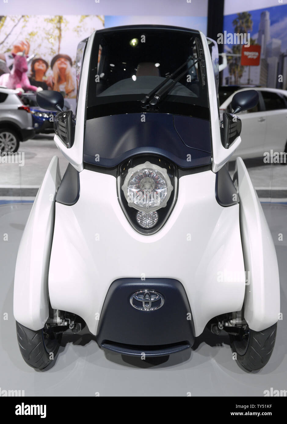 Une Toyota i-Road concept car est vu à la Los Angeles Auto Show 2014 tenue à la Convention Center de Los Angeles, Californie le 19 novembre 2014. UPI/Phil McCarten Banque D'Images