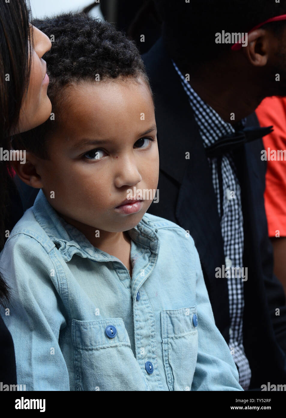 Helen Lasichanh, l'épouse du chanteur et auteur-compositeur Pharrell Williams et leur fils de 5 ans Rocket regarder lors d'une cérémonie de dévoilement d'honorer avec le Pharrell 2,537ème étoile sur le Hollywood Walk of Fame à Los Angeles le 4 décembre 2014. UPI/Jim Ruymen Banque D'Images