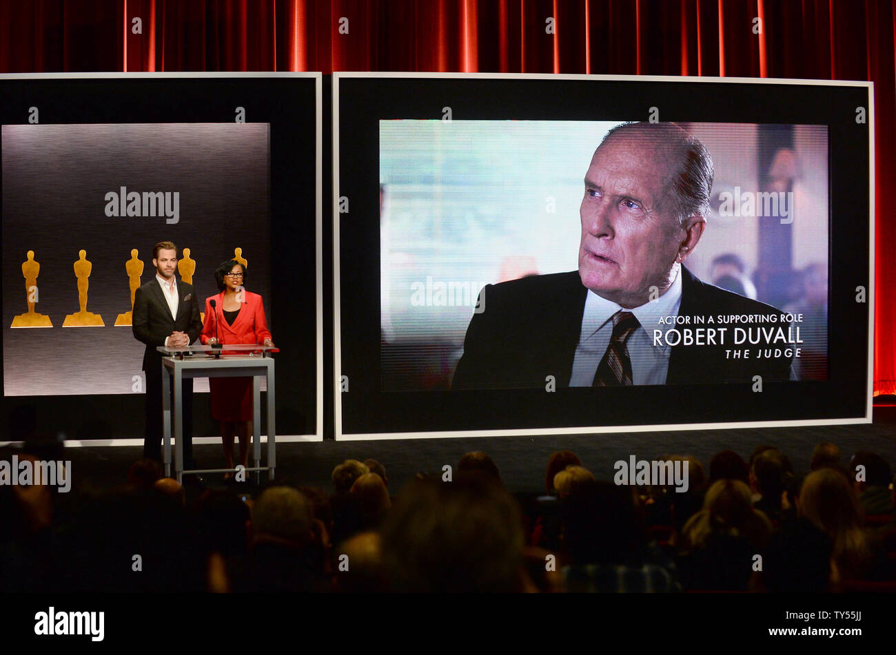 L'acteur Chris Pine (L) et l'Academy of Motion Picture Arts and Sciences, Président Cheryl Boone Isaacs annoncer Robert Duvall, nommé pour le meilleur acteur dans un second rôle dans le film 'Le juge' au cours de la 87e Academy Awards annonces au Samuel Goldwyn Theater de Los Angeles, Californie le 15 janvier 2015. 'Grand Budapest' et 'Birdman' conduit le domaine avec 9 hoche chacun. Les gagnants seront annoncés le 22 février une cérémonie à Hollywood pour être hébergé par Neil Patrick Harris et à l'air sur l'ABC. Photo par Jim Ruymen/UPI Banque D'Images