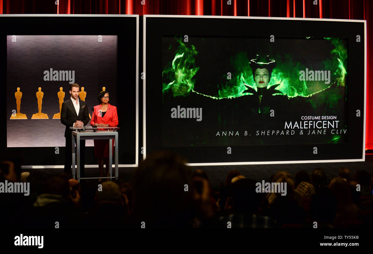 L'acteur Chris Pine (L) et l'Academy of Motion Picture Arts and Sciences, Président Cheryl Boone Isaacs annoncer le film 'Maleficent' comme pour le meilleur candidat de la conception de costumes au cours de la 87e Academy Awards annonces au Samuel Goldwyn Theater de Los Angeles, Californie le 15 janvier 2015. 'Grand Budapest' et 'Birdman' conduit le domaine avec 9 hoche chacun. Les gagnants seront annoncés le 22 février une cérémonie à Hollywood pour être hébergé par Neil Patrick Harris et à l'air sur l'ABC. Photo par Jim Ruymen/UPI Banque D'Images