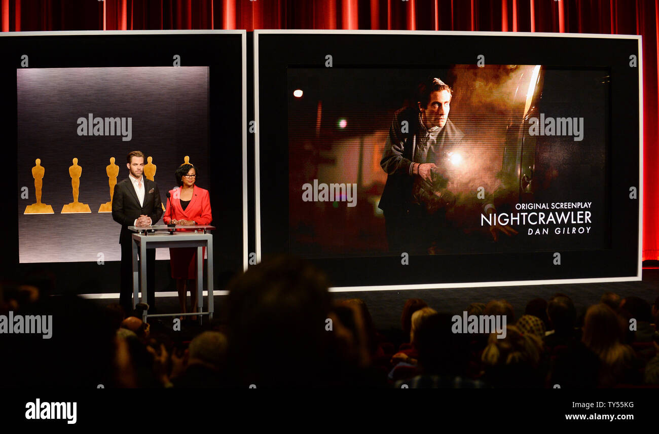 L'acteur Chris Pine (L) et l'Academy of Motion Picture Arts and Sciences, Président Cheryl Boone Isaacs annoncer le film 'Nightcrawler' écrit par Dan Gilroy en tant que candidat du Meilleur Scénario Original au cours de la 87e Academy Awards annonces au Samuel Goldwyn Theater de Los Angeles, Californie le 15 janvier 2015. 'Grand Budapest' et 'Birdman' conduit le domaine avec 9 hoche chacun. Les gagnants seront annoncés le 22 février une cérémonie à Hollywood pour être hébergé par Neil Patrick Harris et à l'air sur l'ABC. Photo par Jim Ruymen/UPI Banque D'Images