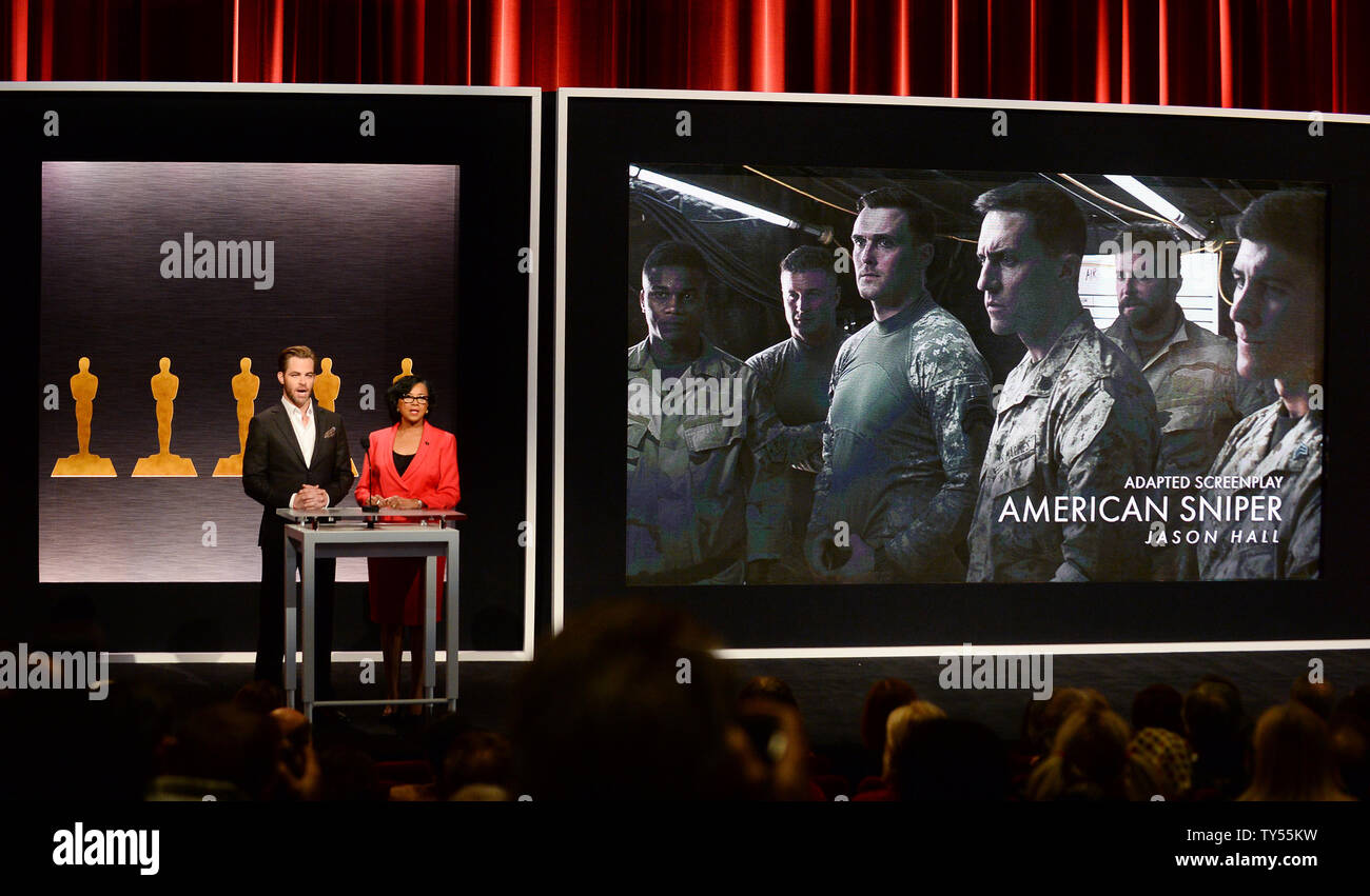 L'acteur Chris Pine (L) et l'Academy of Motion Picture Arts and Sciences, Président Cheryl Boone Isaacs annoncer le film "American Sniper" écrit par Jason Hall en tant que pour le meilleur scénario adapté au cours de la 87e Academy Awards annonces au Samuel Goldwyn Theater de Los Angeles, Californie le 15 janvier 2015. 'Grand Budapest' et 'Birdman' conduit le domaine avec 9 hoche chacun. Les gagnants seront annoncés le 22 février une cérémonie à Hollywood pour être hébergé par Neil Patrick Harris et à l'air sur l'ABC. Photo par Jim Ruymen/UPI Banque D'Images