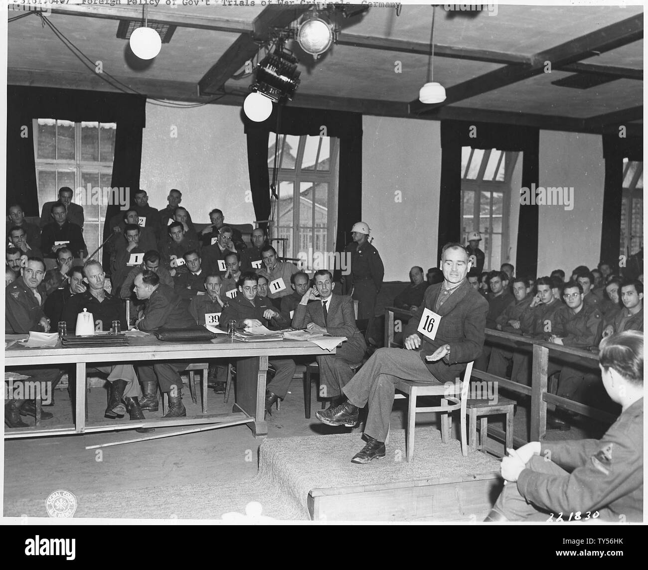 L'allemand de procès pour crimes de guerre. Nuernberg & Dachau ; Portée et contenu : les crimes de guerre au procès de Dachau, défendeur Christof Ludwig Knoll, un prisonnier politique et chef de bloc (fidèle), témoigne qu'il n'a pas battre des prisonniers dans ses détails, juste giflé eux plutôt que de les dénoncer. Dachau, Allemagne. 12/7/46. Banque D'Images