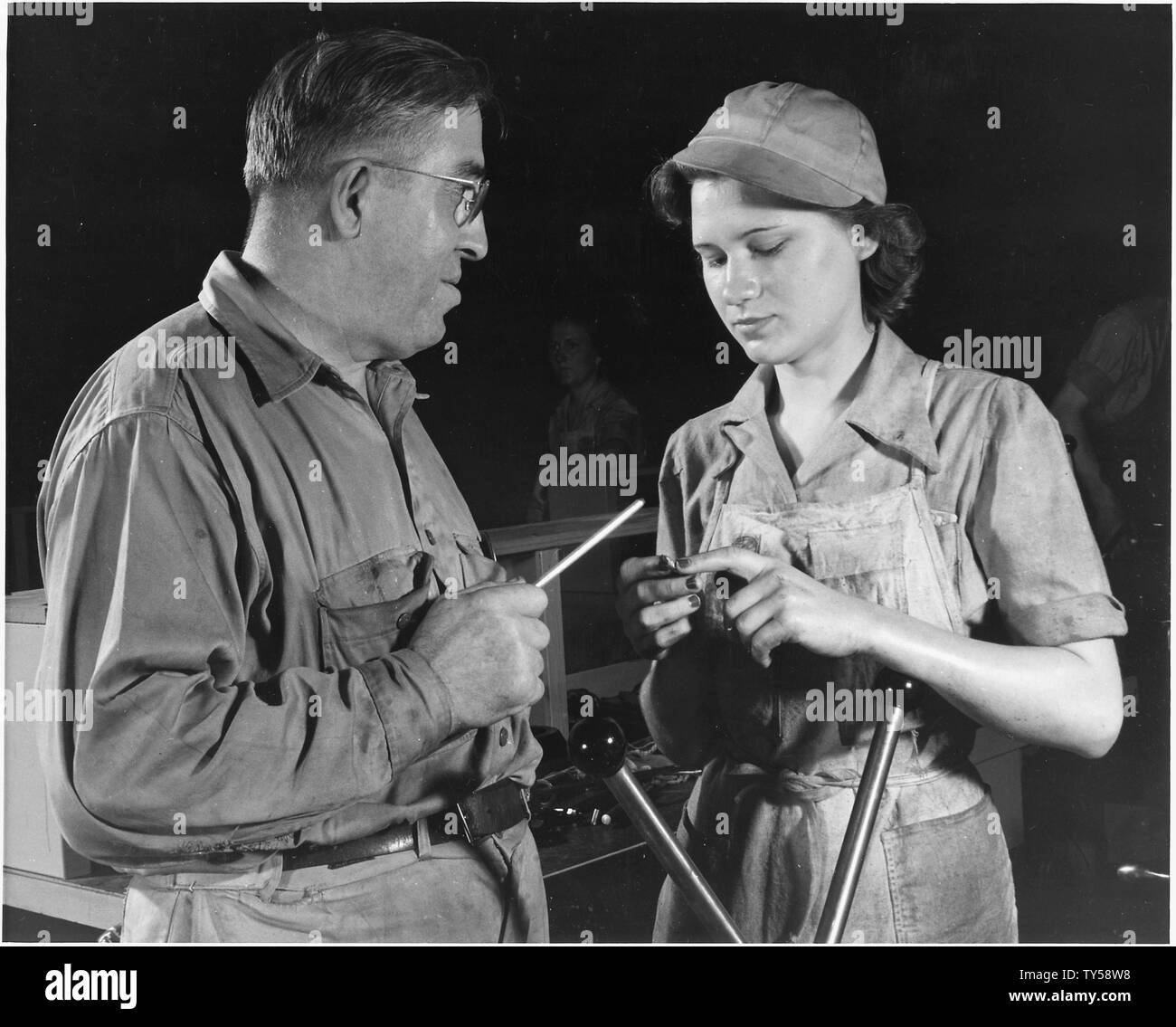 Grace Janota, ancien grand magasin greffier, a reçu une formation de tourneur par Dolkas Rudolph, qui a déserté l'armée autrichienne comme sergent en 1913 et sont venus dans ce pays. Banque D'Images