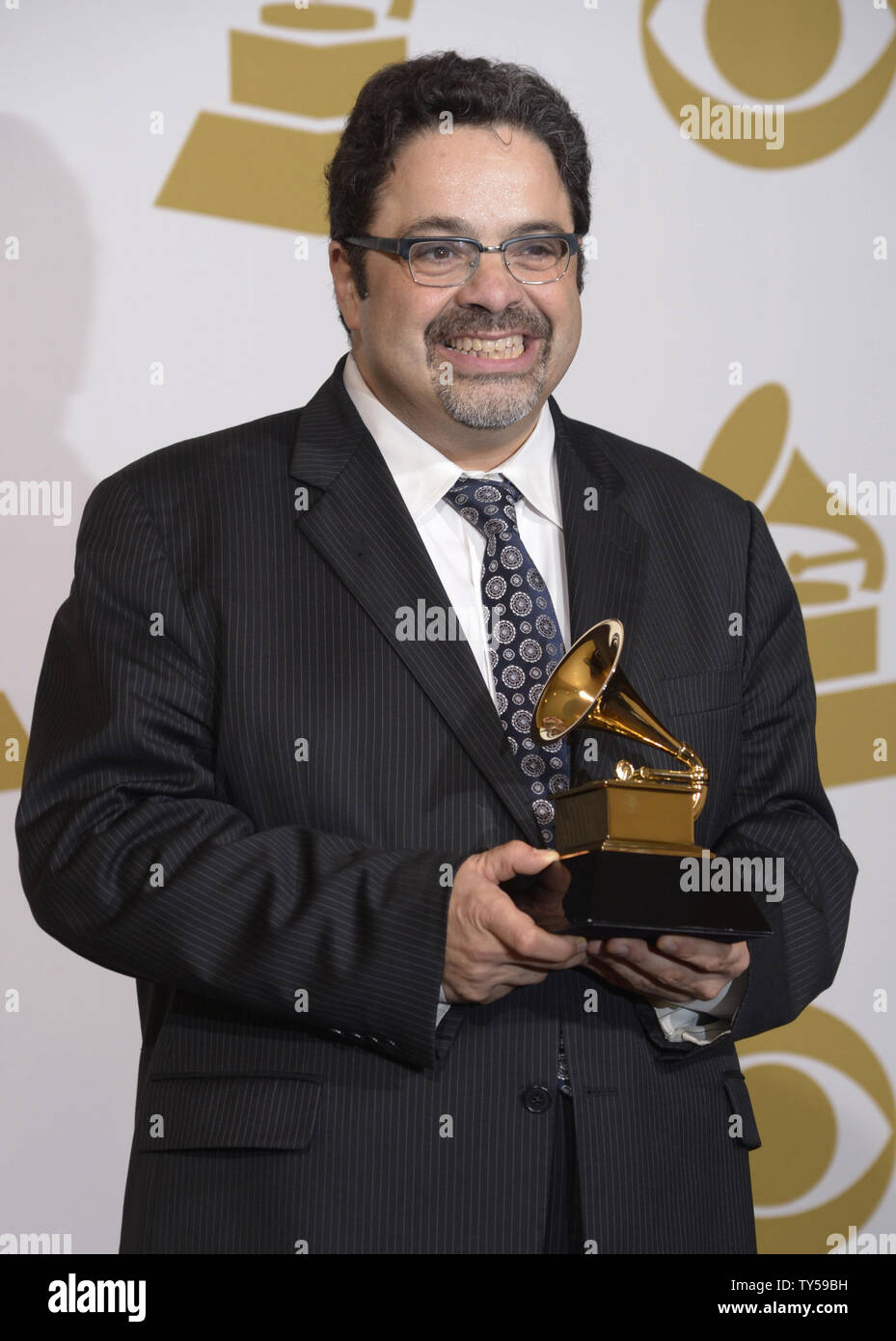 Musicien Arturo O'Farrill, gagnant du meilleur album de jazz latin pour "l'infraction du tambour, pose des coulisses lors de la 57e cérémonie des Grammy Awards au Staples Center de Los Angeles le 8 février 2015 Photo par Phil McCarten/UPI Banque D'Images