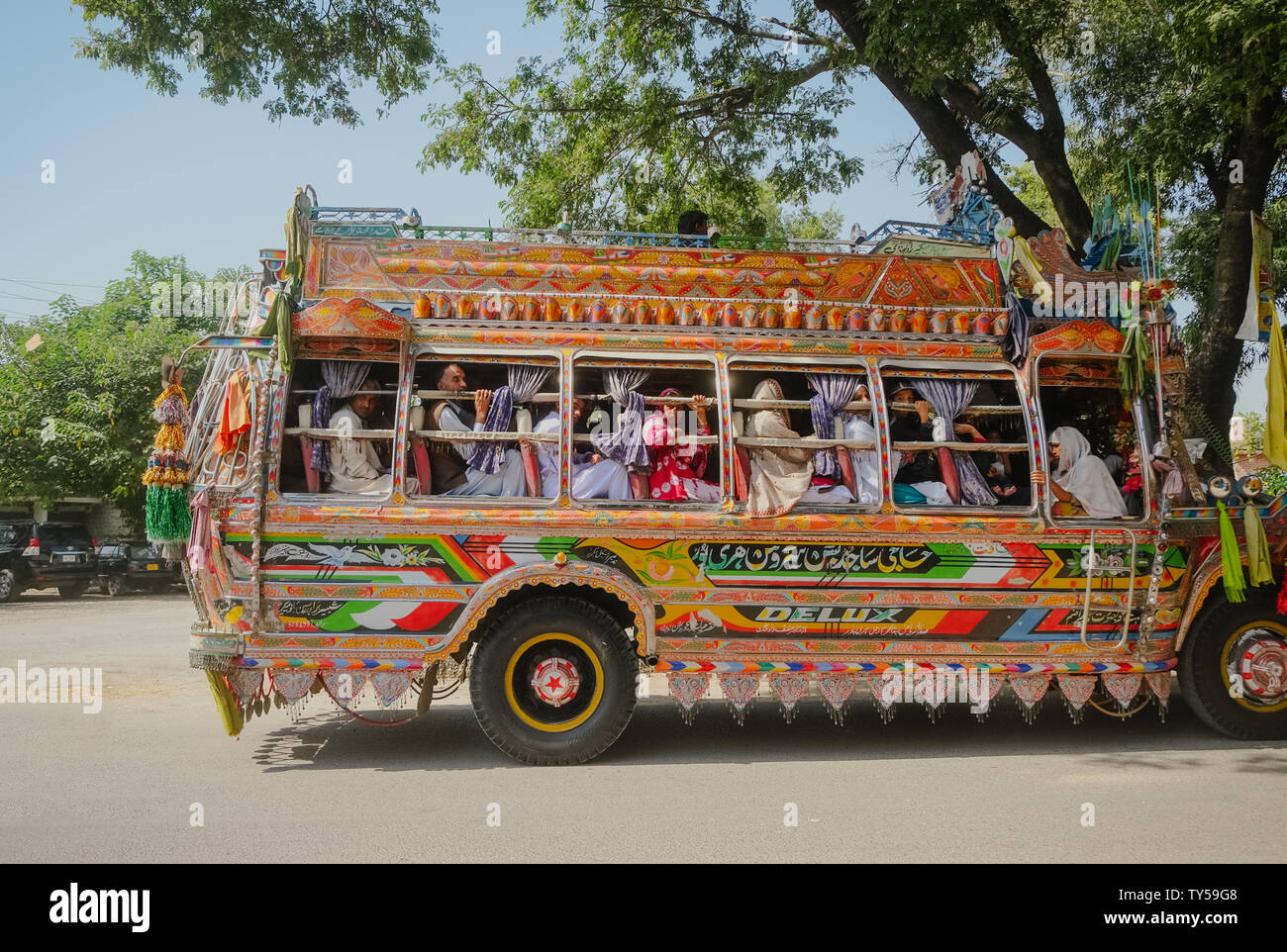 Punjab, Pakistan. 4 octobre 2015 : Belle décoration couleurs locales, parking bus dans une rue où les hommes et les femmes pakistanaises passagers. Banque D'Images