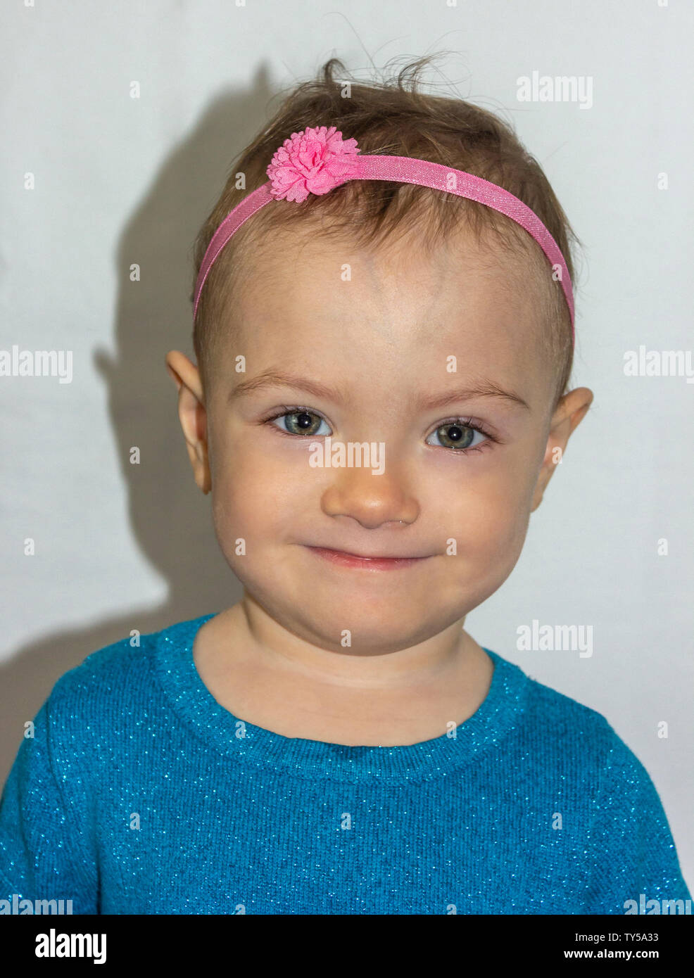Tres Mignon Mois Portrait De Bebe Beau 1 Ans Bebe Fille Posant Naturellement Petite Fille Vetu De Bleu Et D Un Mignon Robe Bandeau Rose Photo Stock Alamy