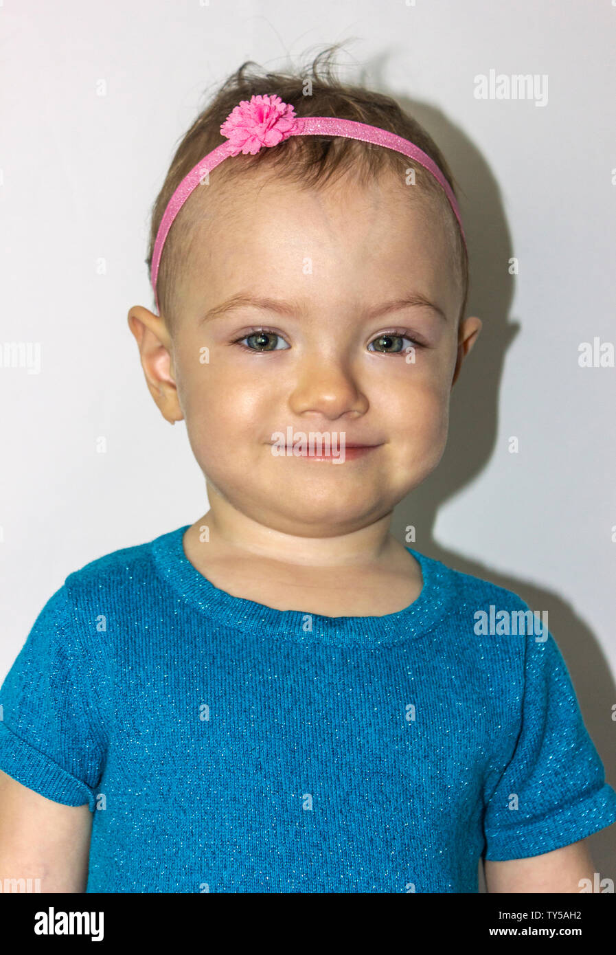 Tres Mignon Mois Portrait De Bebe Beau 1 Ans Bebe Fille Posant Naturellement Petite Fille Vetu De Bleu Et D Un Mignon Robe Bandeau Rose Photo Stock Alamy