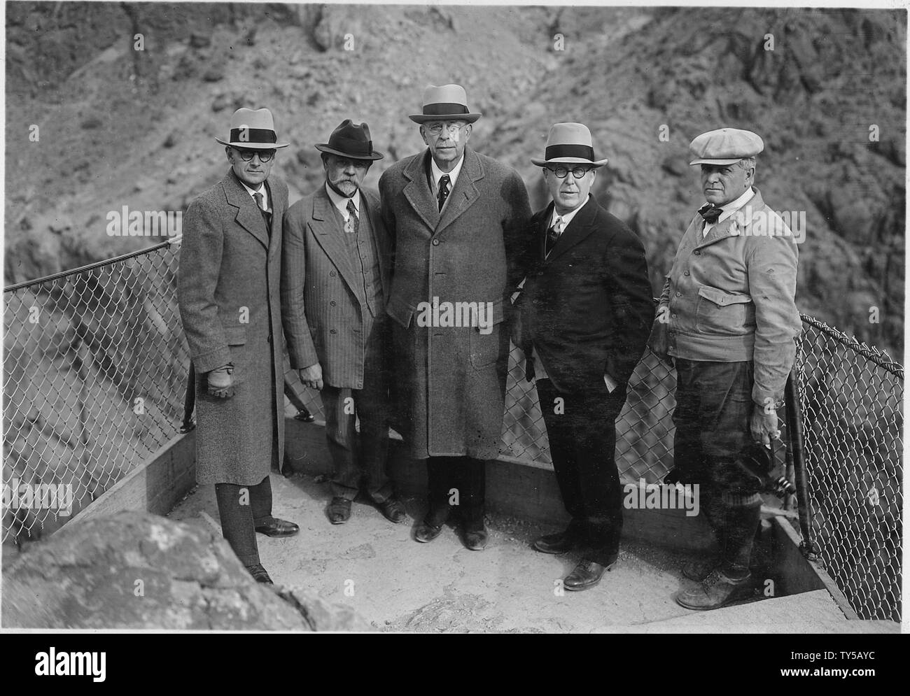 Groupe de visiteurs photographiés sur Lookout Point avec l'ingénieur de construction Walker R. Young. De gauche à droite : Walker R. Young, ingénieur en construction ; C.S. Anderson, caissier, bureau de poste, Los Angeles, Californie ; Dr Hubert, travail de l'intérieur Ex-Secretary ; Dr David C. Brown, Danbury, Connecticut ; le juge Frank C. Collier, Cour supérieure, Los Angeles. ; Portée et contenu : la photographie de deux volumes d'une série d'albums de photos documentant la construction de barrage Hoover, Boulder City, Nevada. Banque D'Images