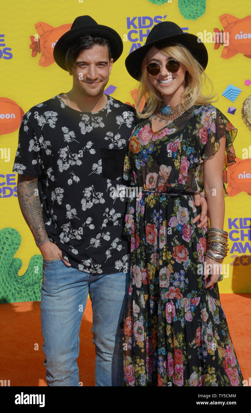 Danseur Mark Ballas (L) et l'auteur-compositeur BC Jean assister à Nickelodeon's 28th annual Kids' Choice Awards lors du Forum à Inglewood, Californie le 28 mars 2015. Photo par Jim Ruymen/UPI Banque D'Images