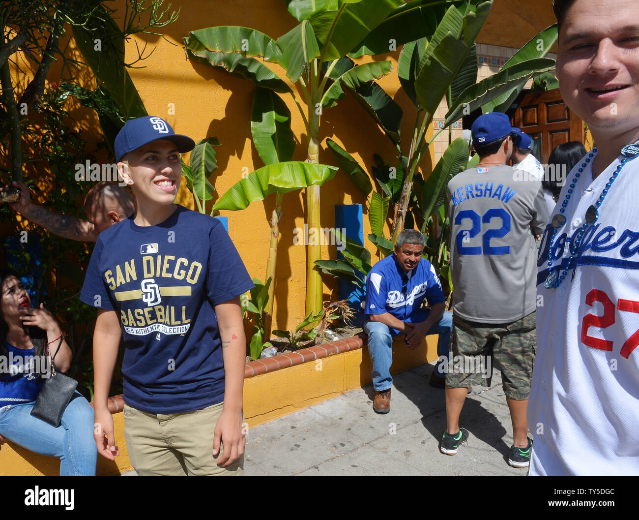 Un groupe de débordement de fans à l'extérieur d'un bar sur Sunset Blvd. à proximité de stade Dodgers durant les Dodgers de Los Angeles contre les San Diego Padres au stade Dodgers de Los Angeles le 6 avril 2015. Photo par Jim Ruymen/UPI Banque D'Images