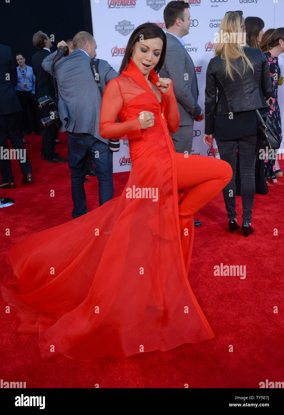 Ming-Na Wen arrive sur le tapis rouge pour la première du film 'thriller de science-fiction Avengers : Uncanny X-Men" au théâtre Dolby dans la section Hollywood de Los Angeles le 13 avril 2015. Scénario : Quand Tony Stark tente de lancer un programme de maintien de la dormance, les choses vont de travers et c'est à l'Avenger pour arrêter le méchant Ultron de promulguer ses terribles plans. Photo par Jim Ruymen/UPI Banque D'Images