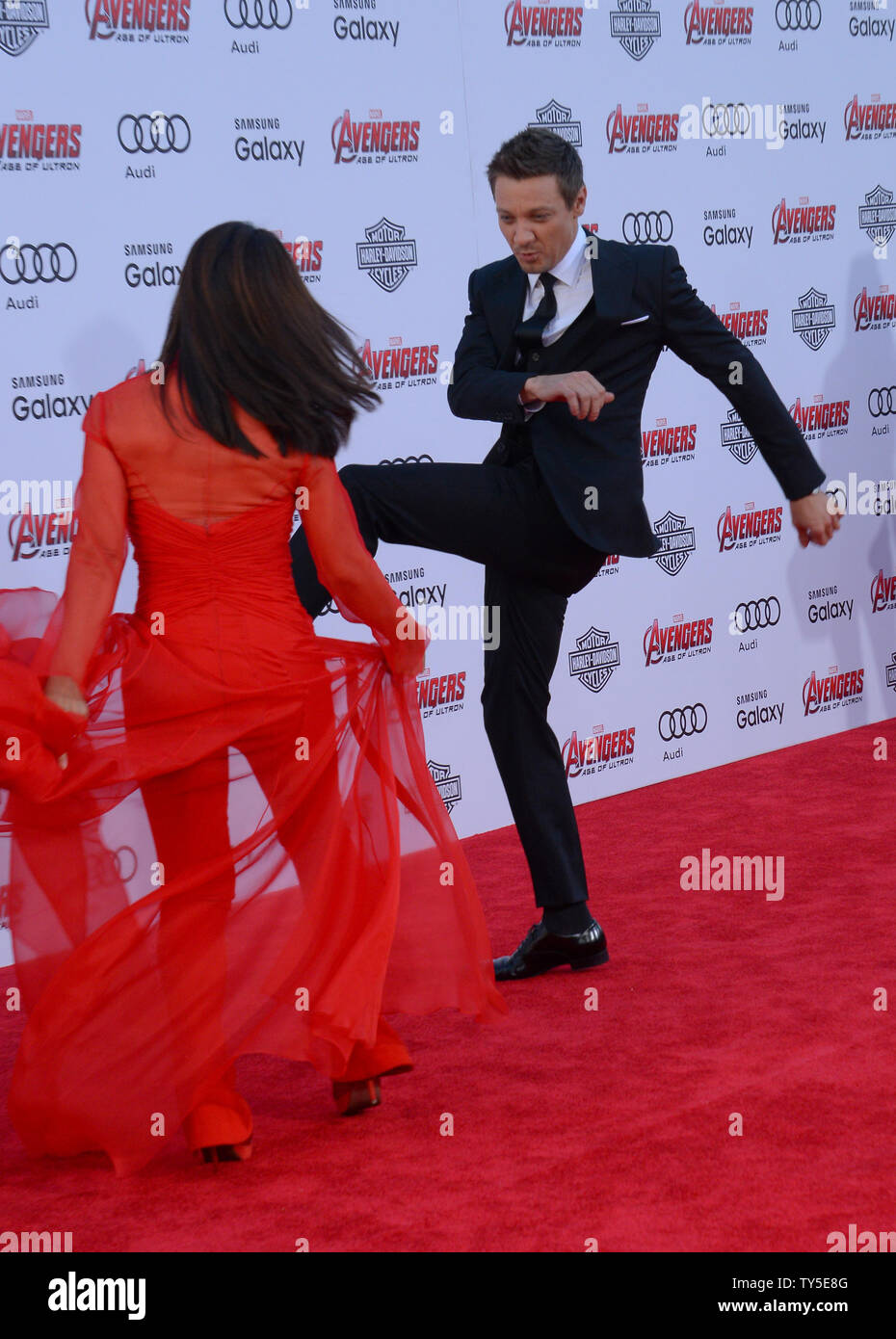 Ming-Na Wen, gauche, et Jeremy Renner arrivent sur le tapis rouge pour la première du film 'thriller de science-fiction Avengers : Uncanny X-Men" au théâtre Dolby dans la section Hollywood de Los Angeles le 13 avril 2015. Scénario : Quand Tony Stark tente de lancer un programme de maintien de la dormance, les choses vont de travers et c'est à l'Avenger pour arrêter le méchant Ultron de promulguer ses terribles plans. Photo par Jim Ruymen/UPI Banque D'Images