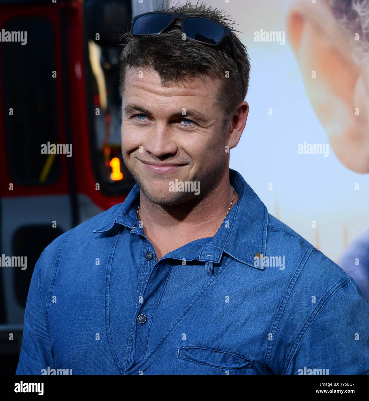 Acteur Luke Hemsworth assiste à la première de the motion picture "guerre de l'eau Le Devin' au théâtre chinois de Grauman dans la section Hollywood de Los Angeles le 16 avril 2015. Scénario : Après la bataille de Gallipoli, en 1915, un agriculteur, Connor (Russell Crowe), se rend en Turquie pour trouver ses 3 fils manquants. Lors de votre séjour dans un hôtel à Istanbul, il rencontre Ayshe (Olga Kurylenko), le directeur de l'hôtel, et essaie de trouver un moyen de Gallipoli. Photo par Jim Ruymen/UPI Banque D'Images