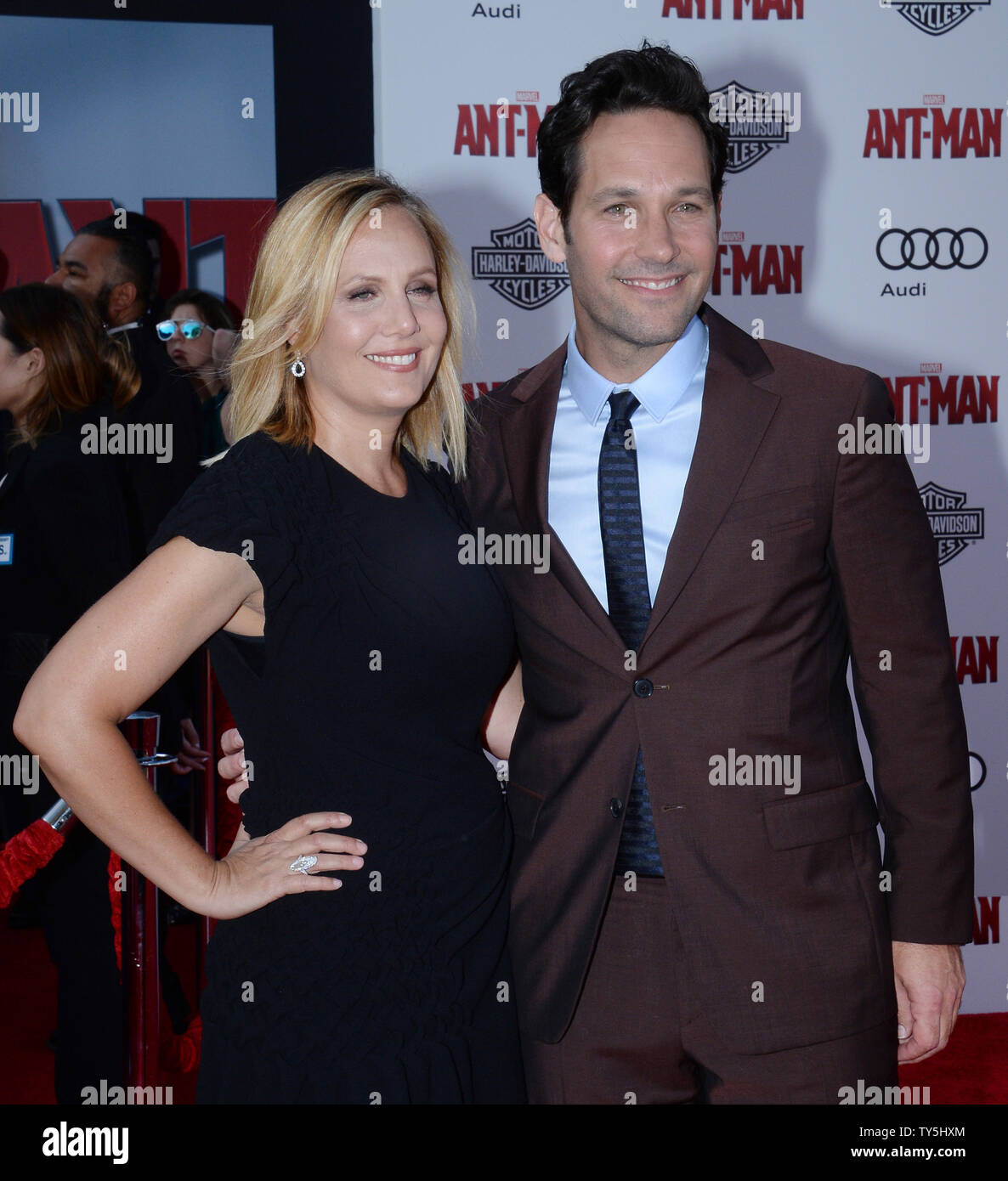 Les acteurs Paul Rudd et son épouse, producteur de télévision Julie Yaeger assister à la première mondiale de la motion picture sci-fi 'Ant-Man' au Kodak Theater dans la section Hollywood de Los Angeles le 29 juin 2015. Scénario : armé d'un super-suit avec l'étonnante capacité à se rétrécir, mais augmentation de la résistance, con-man Scott Lang (Rudd) doit embrasser son héros intérieur et aider son mentor, le Dr Hank Pym (Michael Douglas), de plans et de retirer un heist qui permettront de sauver le monde. Photo par Jim Ruymen/UPI Banque D'Images