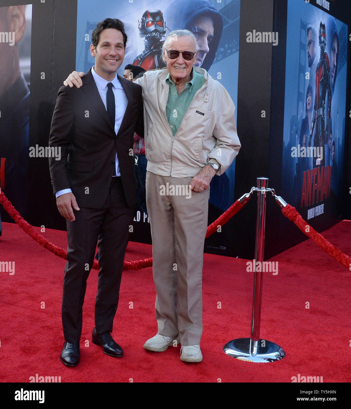 Jeter les Paull Rudd (L) et l'icône de comics Stan Lee assister à la  première mondiale de la motion picture sci-fi 'Ant-Man' au Kodak Theater  dans la section Hollywood de Los Angeles