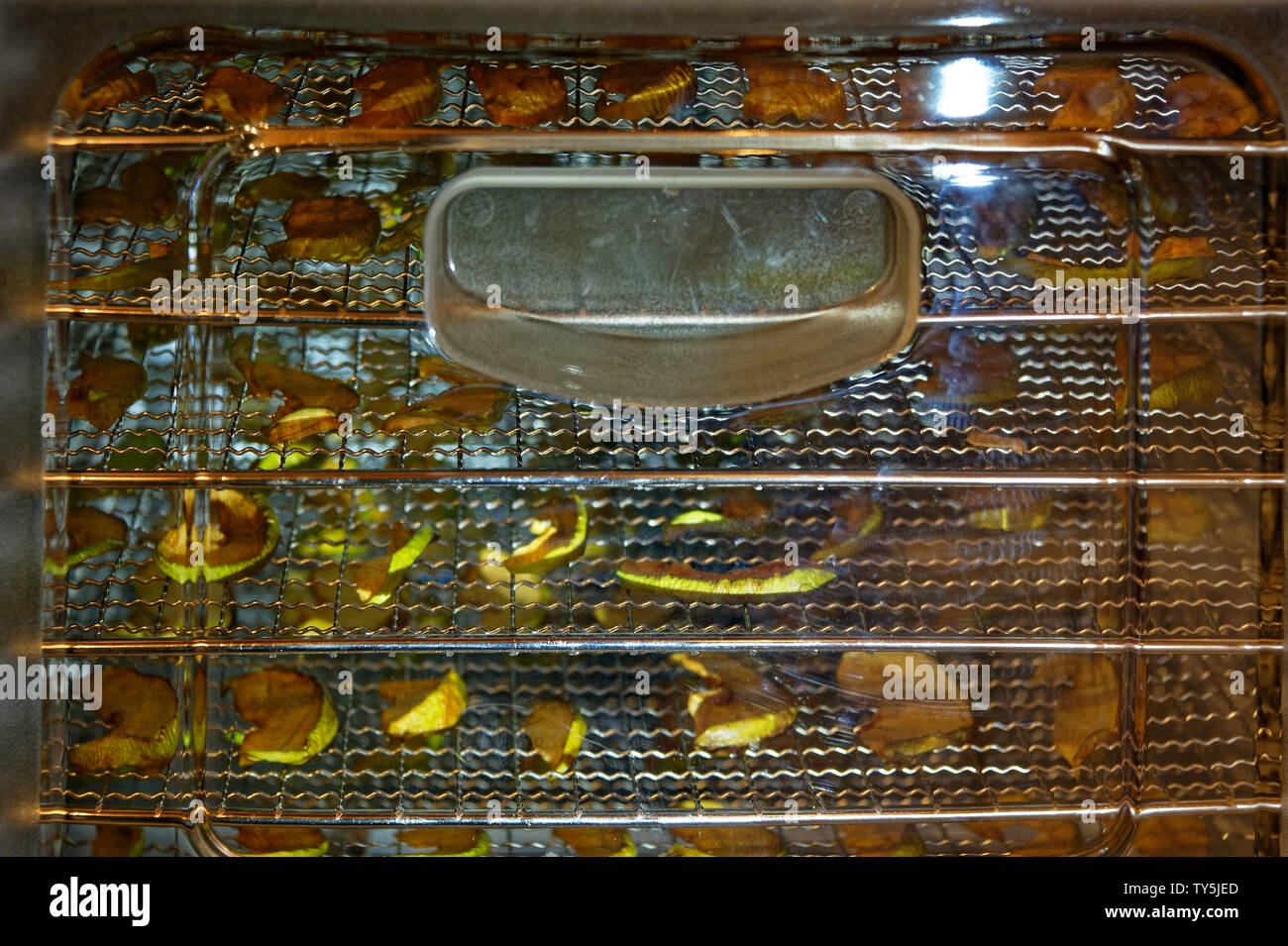 Tranches de pomme sont séchées sur des plateaux dans une cuisine bouteille de les préserver pour les mois à venir Banque D'Images